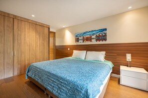 1 slaapkamer, een bureau, een strijkplank/strijkijzer, reisbedje