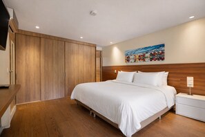 1 slaapkamer, een bureau, een strijkplank/strijkijzer, reisbedje