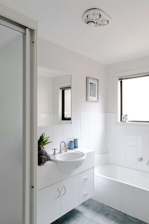 Badewanne, Haartrockner, Handtücher, Seife