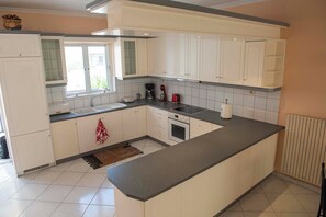 ثلاجة، ميكروويف، فرن، موقد طهي مسطح