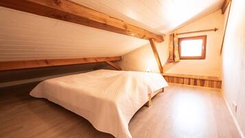 8 bedrooms, iron/ironing board, free WiFi, bed sheets