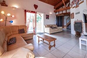 TV, fireplace - Maison Galine - Swimming pool - Playground (Beauvais-sur-Tescou)