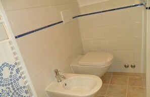 Sèche-cheveux, bidet, serviettes fournies, savon