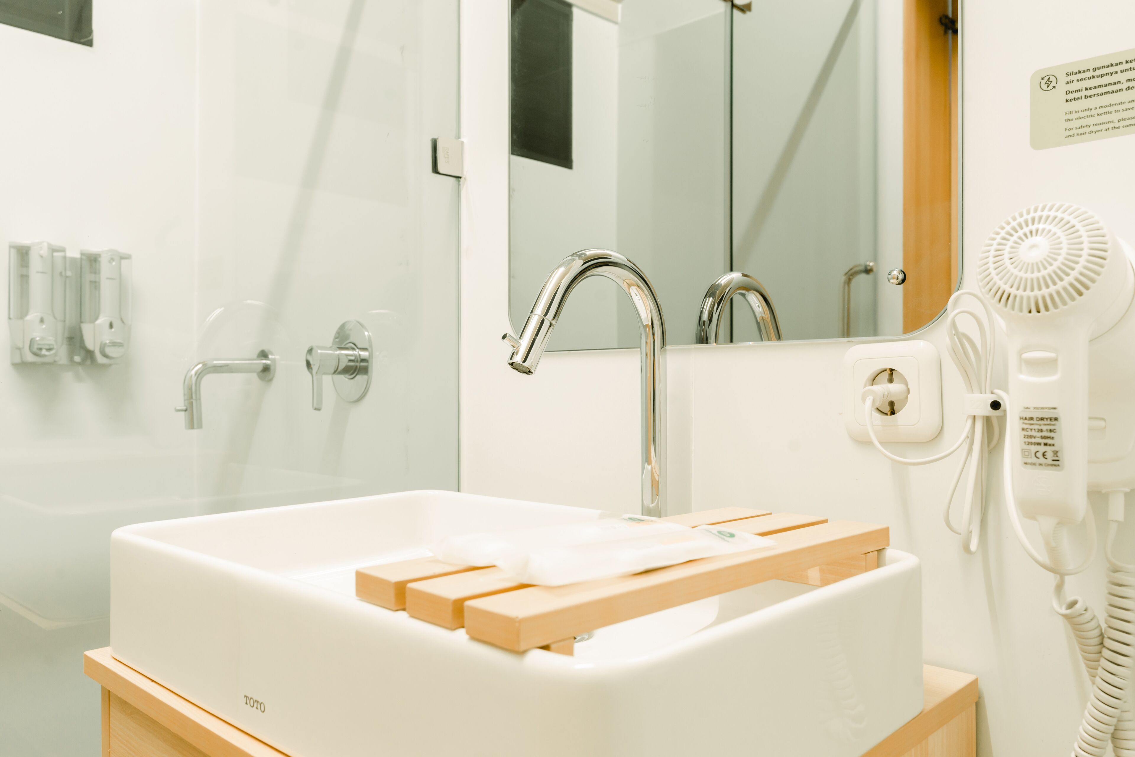 シャワー、レインフォールシャワー、バスアメニティ (無料)、床暖房