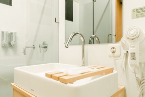 Shower, rainfall showerhead, free toiletries, heated floors