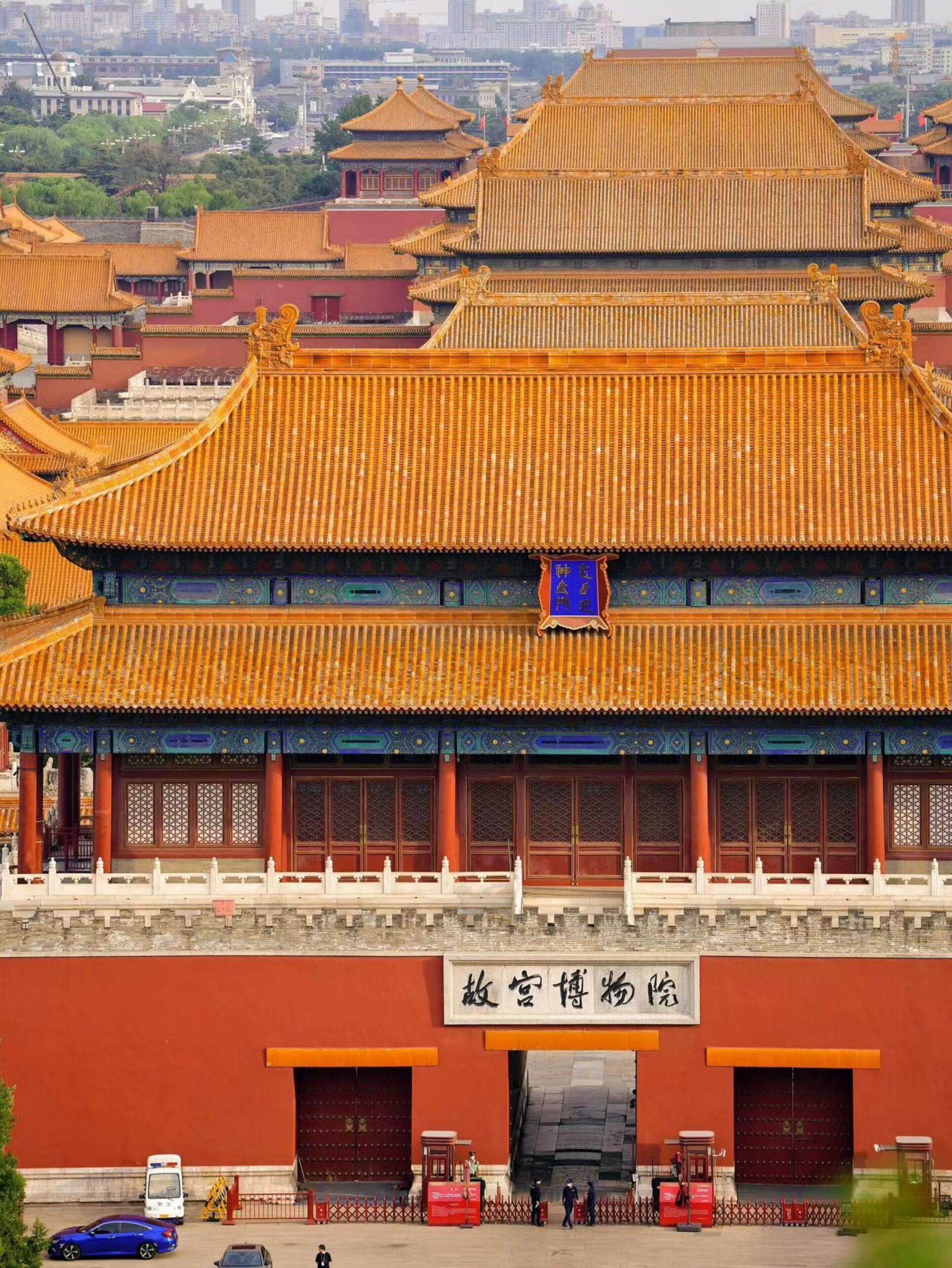 Ein traditionelles chinesisches Gebäude mit einem Ziegeldach, einem Schild mit chinesischen Schriftzeichen und einer roten Wand.