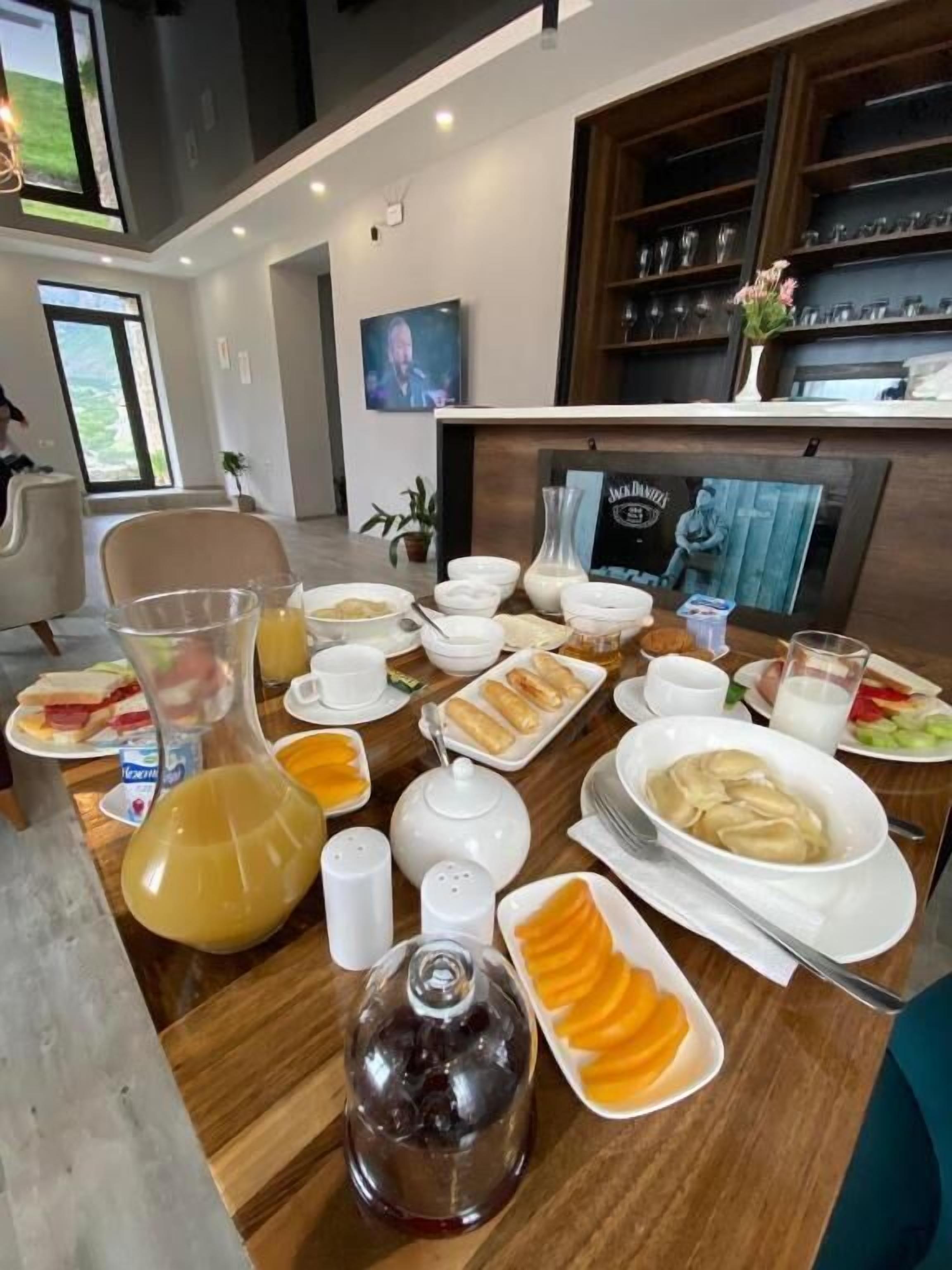 فطور كامل يوميًا بتكلفة قدرها (25 EUR للشخص)