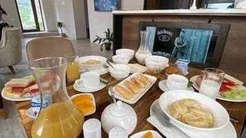 Petit déjeuner complet (25 EUR par personne)