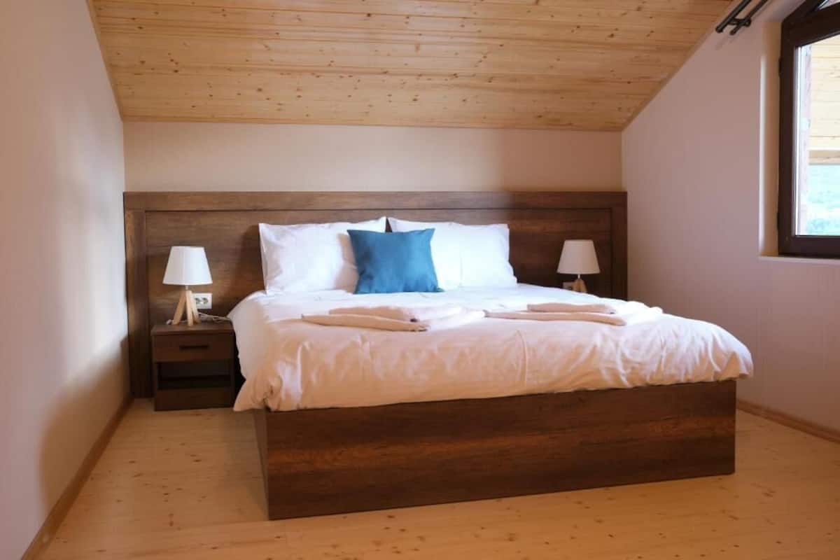 Comfort Double or Twin Room, Mountain View | Pillowtop beds, free WiFi, bed sheets