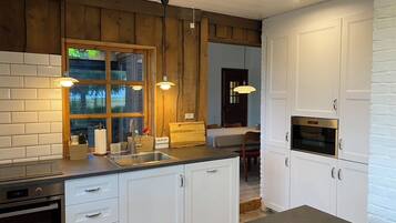 Køleskab, mikrobølgeovn, ovn, kogeplade