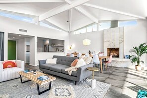 TV connectée, cheminée, livres, imprimantes