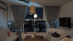 En stue med to sofaer, et sofabord og et fjernsyn.