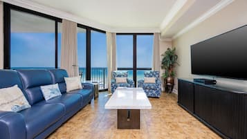Condo, 2 Bedrooms | Living area