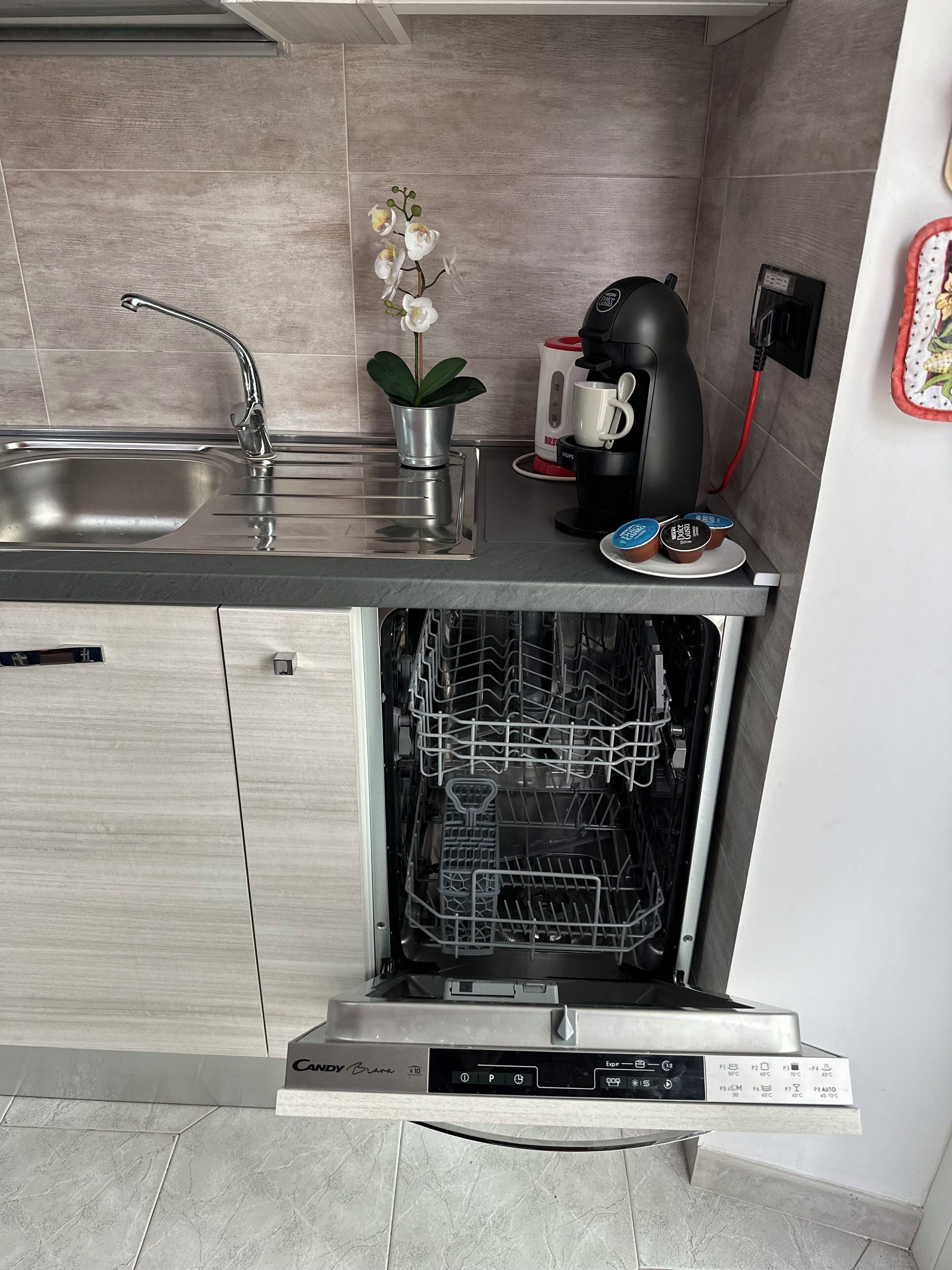 Kühlschrank, Mikrowelle, Herdplatte, Geschirrspüler