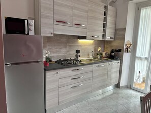 ثلاجة، ميكروويف، موقد طهي مسطح، غسالة أطباق