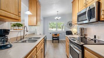 House, 3 Bedrooms | Private kitchen | Fridge, oven, coffee/tea maker, toaster