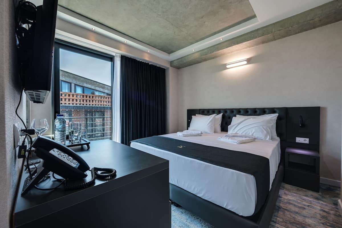 1 bedroom, minibar, desk, laptop workspace