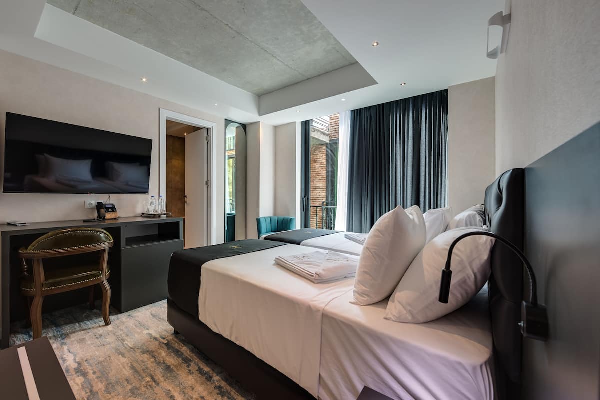 1 bedroom, minibar, desk, laptop workspace