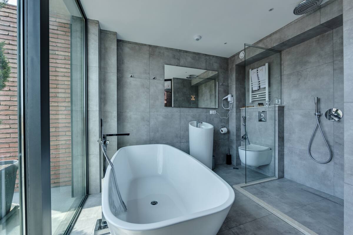 Deluxe Double Room | Bathroom | Hair dryer, bathrobes, slippers, bidet
