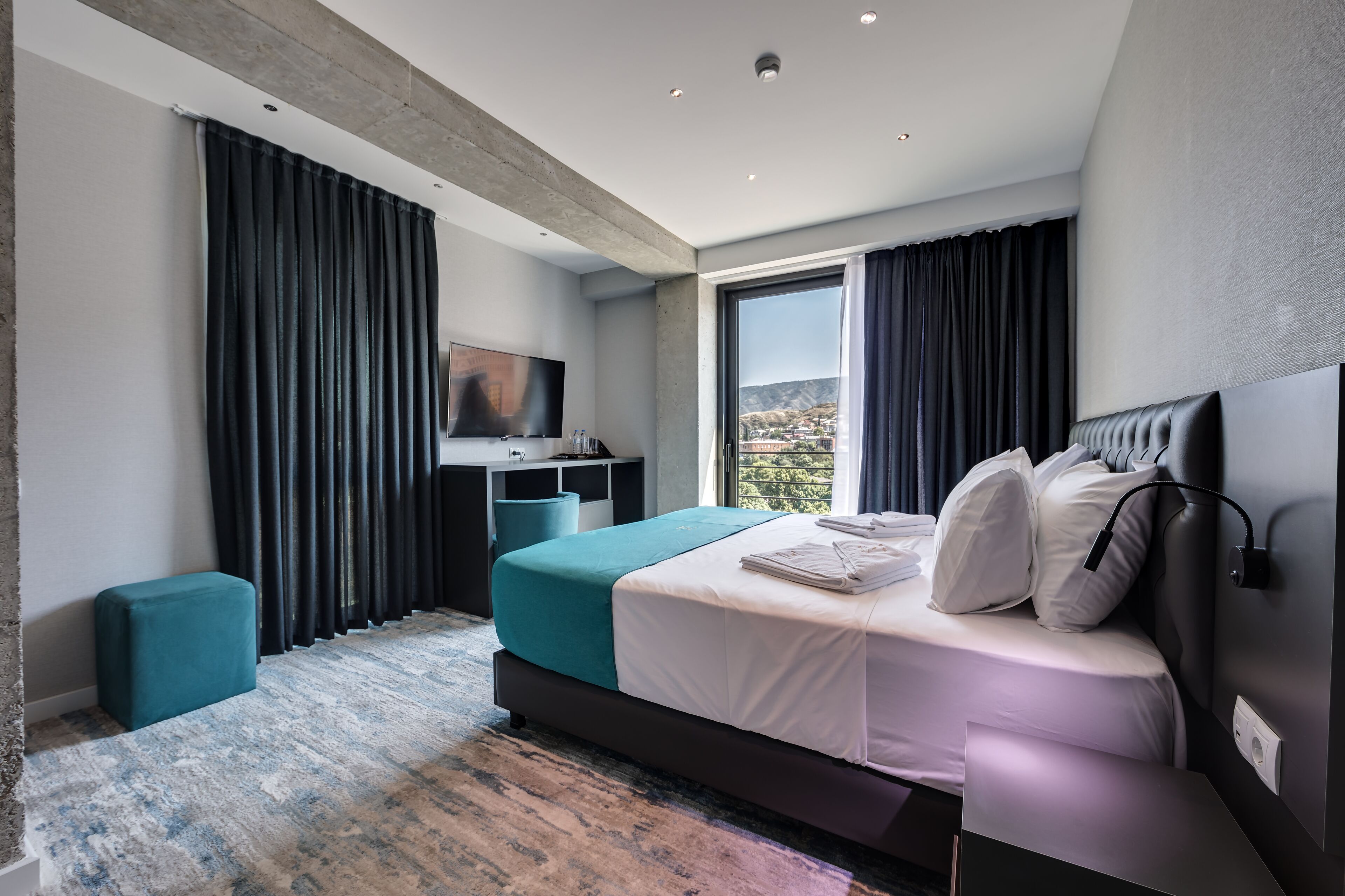 Minibar, escritorio y espacio para trabajar con laptop 