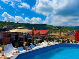 Una piscina al aire libre de temporada