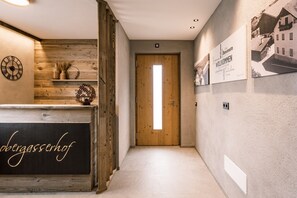 Lobby - Holiday Apartment 'Obergasserhof Gipfelstürmer' with Mountain View, Shared Garden & Wi-Fi (St. Lorenzen)