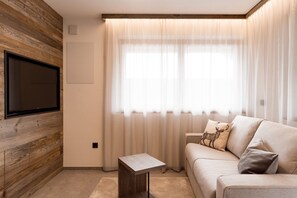 TV - Holiday Apartment 'Obergasserhof Gipfelstürmer' with Mountain View, Shared Garden & Wi-Fi (St. Lorenzen)