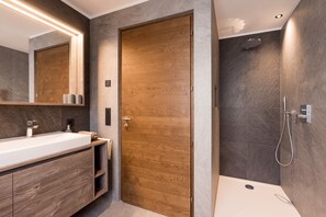 Douche, sèche-cheveux, serviettes fournies