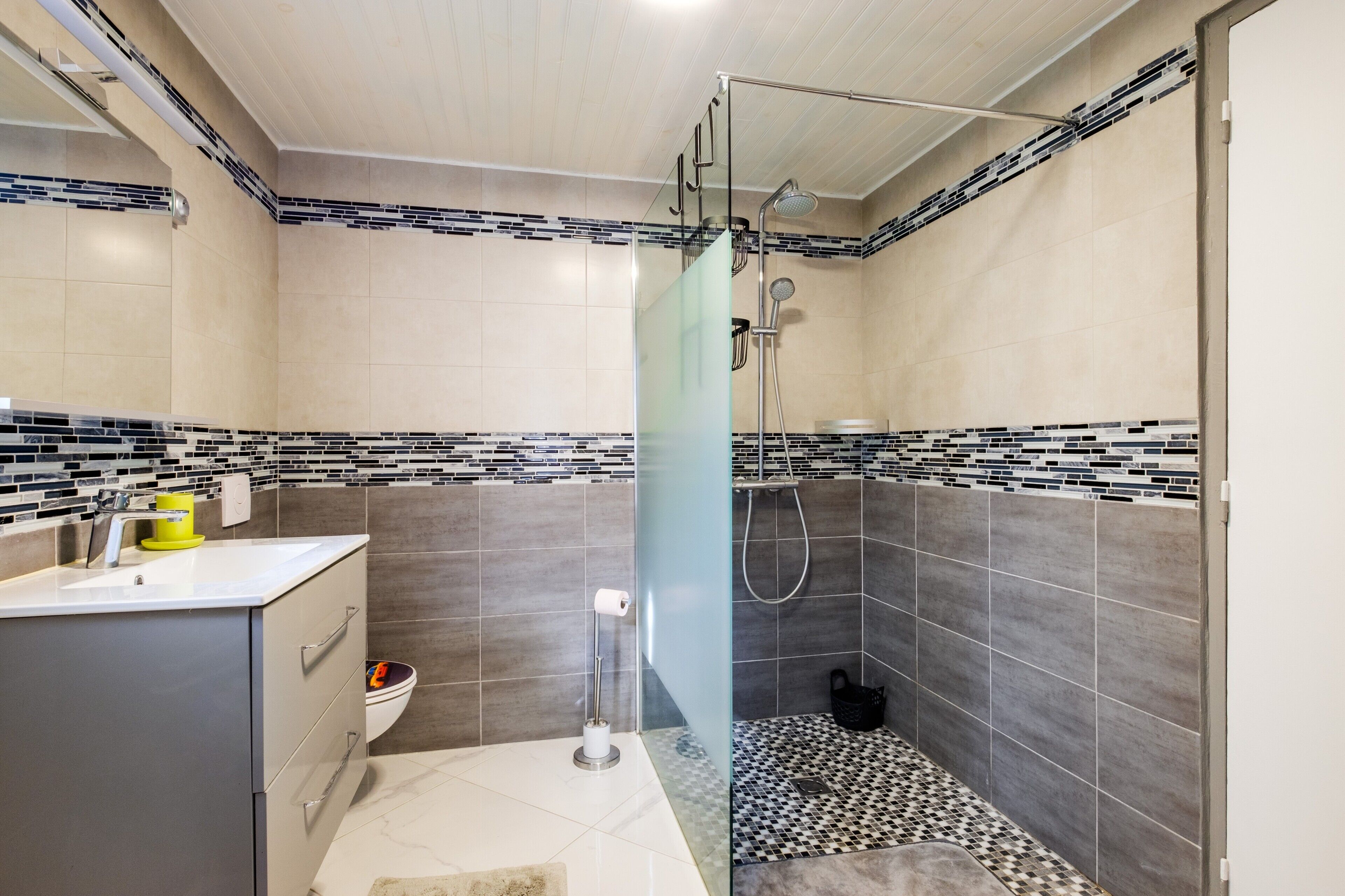 Douche, sèche-cheveux, serviettes fournies