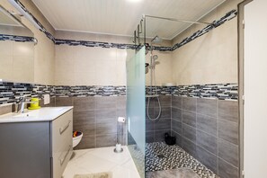 Dusche, Haartrockner, Handtücher