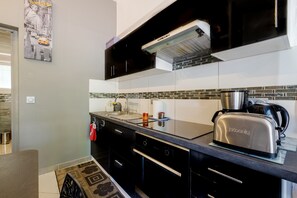 Køleskab, mikrobølgeovn, ovn, kogeplade