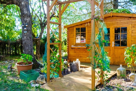 施設の敷地. Holiday Apartment "Lou Paradou" with Shared Pool, Private Terrace & Wi-Fi