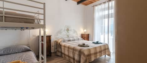 2 室のベッドルーム、アイロン / アイロン台、ベッドシーツ