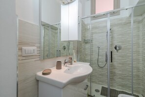 Dusche, Haartrockner, Handtücher