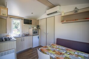 Jääkaappi, mikroaaltouuni, liesi, kahvin-/teenkeitin