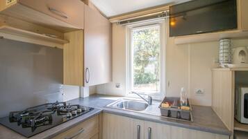 Een koelkast, een microgolfoven, een kookplaat