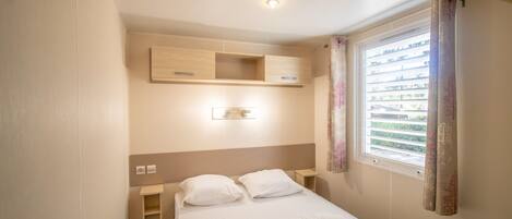 2 bedrooms, iron/ironing board, free WiFi