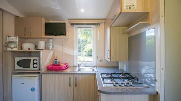 Een koelkast, een microgolfoven, een kookplaat