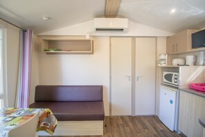 Een televisie en een tafeltennistafel