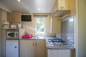 Een koelkast, een magnetron, een kookplaat