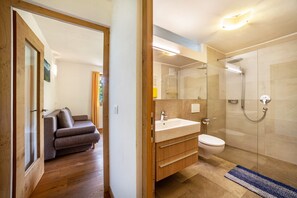 Shower, towels - Holiday Apartment 'Fichtenhof Enzian' with Mountain View, Shared Garden and Wi-Fi (Tarces)