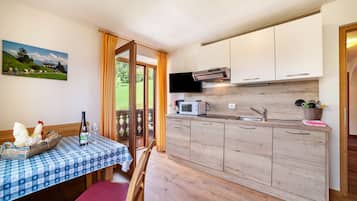 Kühlschrank, Mikrowelle, Herdplatte, Geschirrspüler