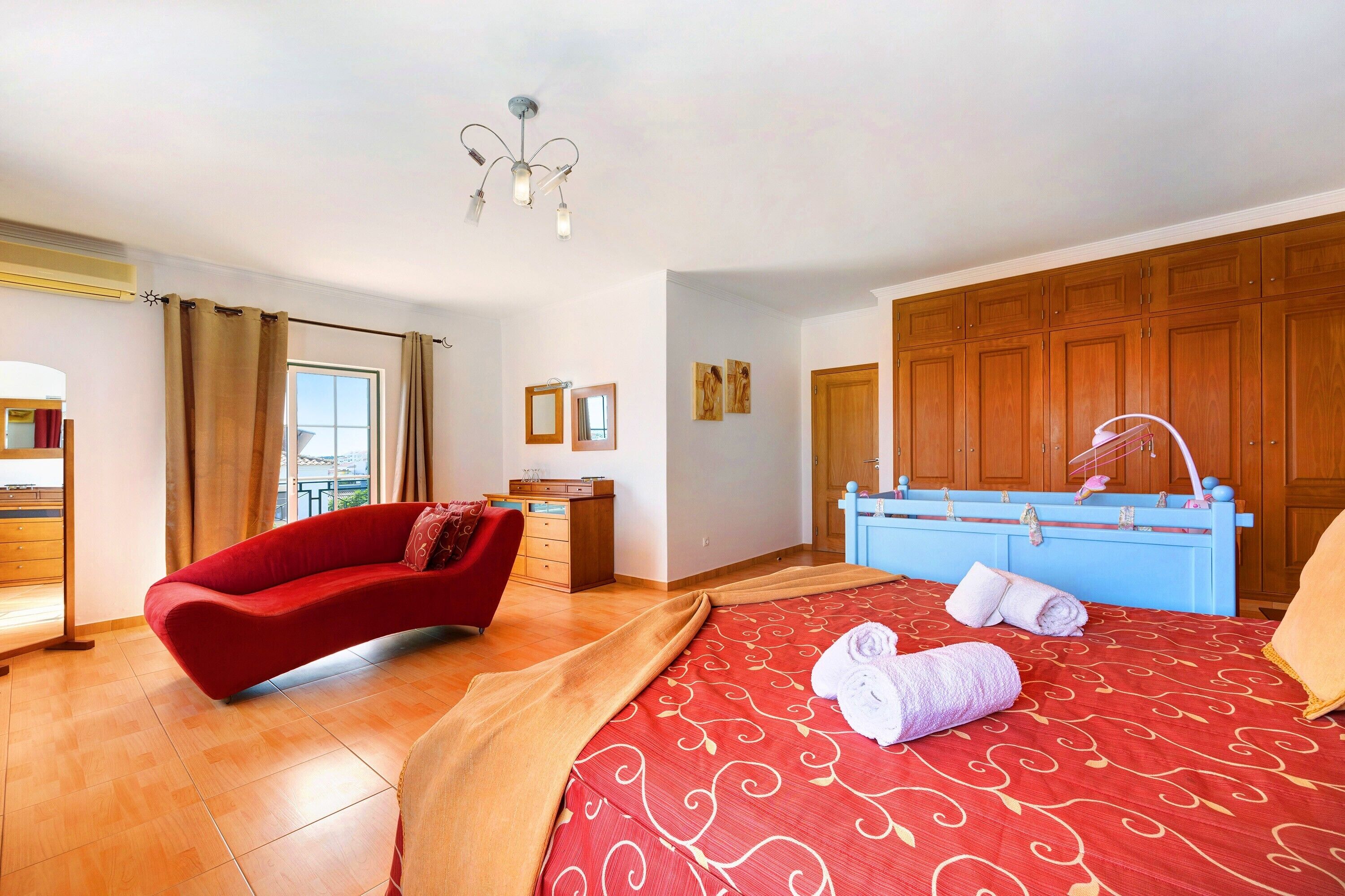 5 bedrooms, iron/ironing board, free WiFi, bed sheets