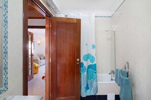 Bañera, secador de pelo, toallas