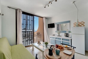 Interior - Holiday Home "Seaview las Americas" with Sea View, Shared Pool and Wi-Fi (Adeje)