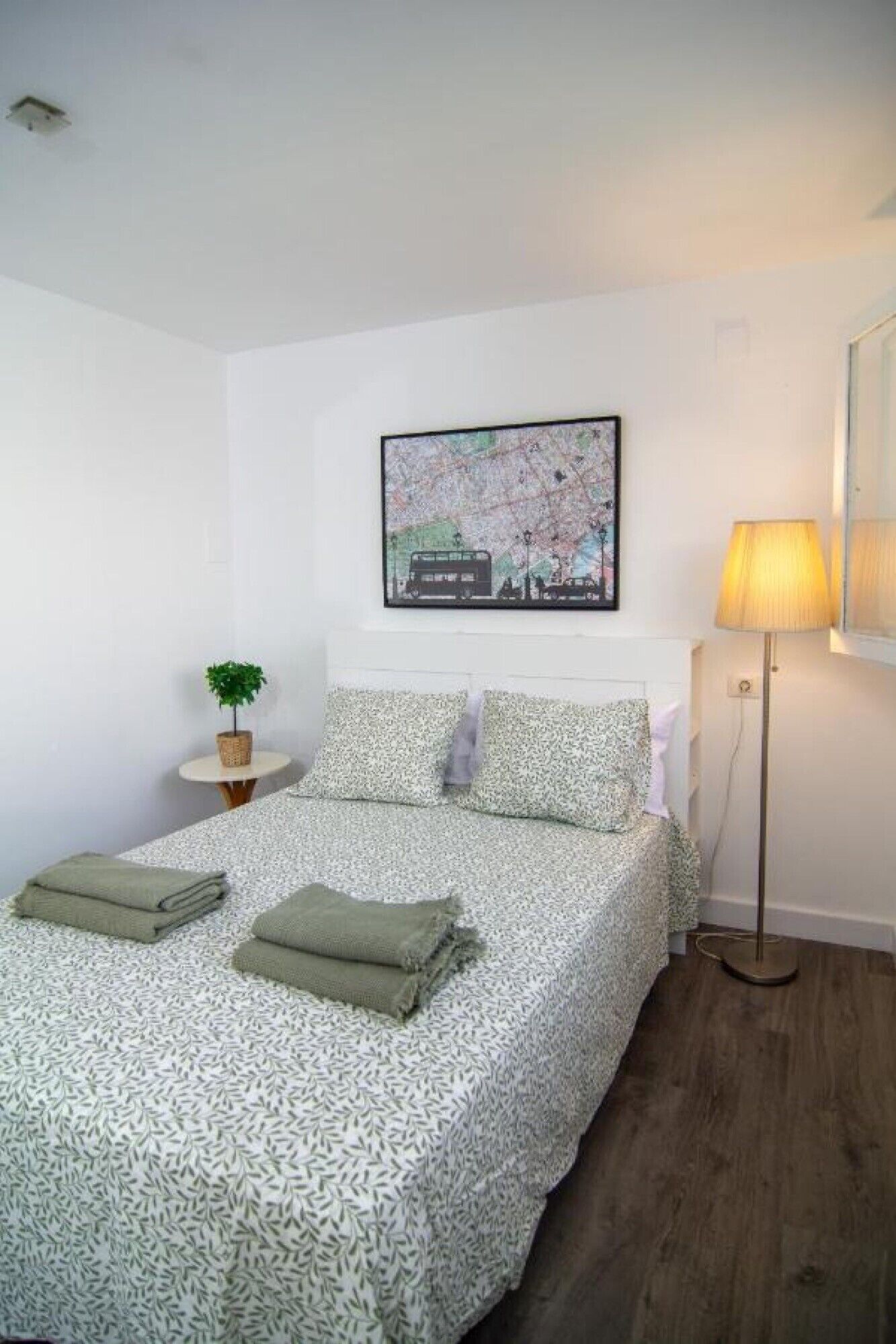 1 habitación, tabla de planchar con plancha, wifi gratis y ropa de cama 
