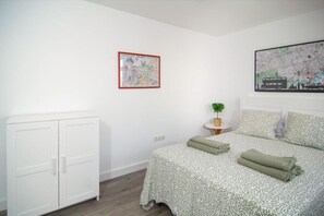 1 habitación, tabla de planchar con plancha, wifi gratis y ropa de cama 