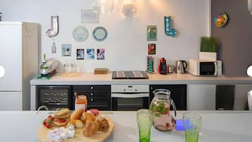 Een koelkast, een magnetron, een oven, een kookplaat