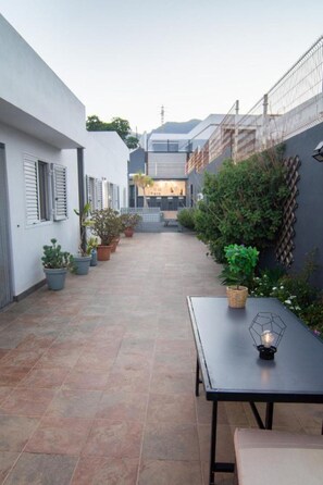Outdoor dining - Holiday Home 'Villa Candelaria Serendipia Del Sur' with Private Pool (Candelaria)