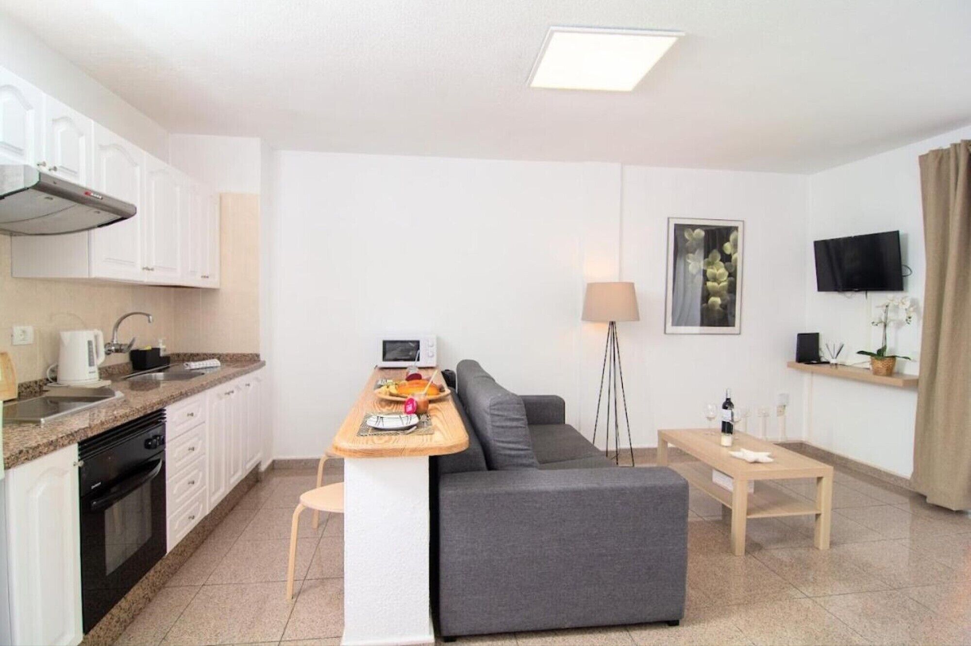 冷蔵庫、電子レンジ、オーブン、コンロ